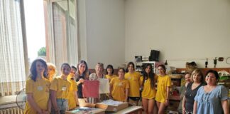 Scaldacollo e borsine in dono nelle residenze anziani da Magliette gialle e Banca del tempo