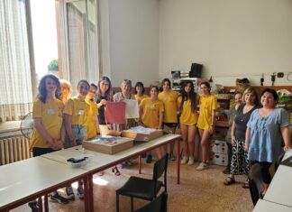 Scaldacollo e borsine in dono nelle residenze anziani da Magliette gialle e Banca del tempo