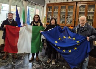 Unuci Lugo: donazione di due bandiere alla scuola media Gherardi