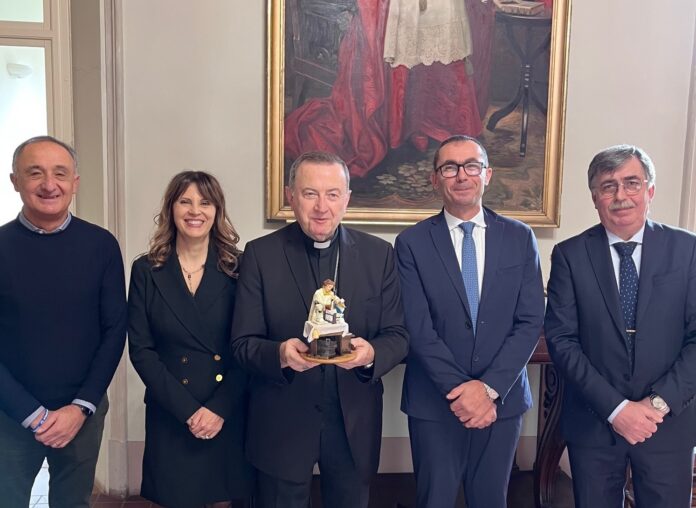 Consegna statuina presepe Vescovo Ghizzoni