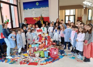 Gli alunni della scuola Pascoli sostengono la 7ª edizione del progetto “Grazie Babbo Natale 2024”