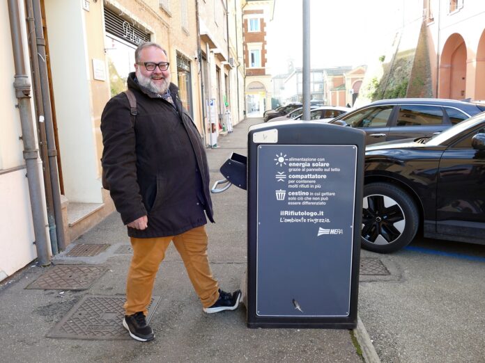 L'assessore Mauro Marchiani e i nuovi cestini intelligenti, Lugo, 6 novembre 2024 (1)