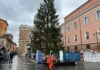 Problemi di stabilità per l’albero di Natale in Piazza del Popolo: intervengono i Vigili del Fuoco