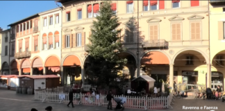 L’albero di Natale già “visitato” quattro volte dai ladri: “Di questo passo avrermo perdite per 2 mila euro”