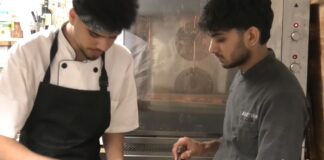 Inclusione e solidarietà: alla cena per gli alluvionati di Traversara in cucina ci sono due giovani migranti