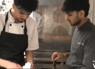 Inclusione e solidarietà: alla cena per gli alluvionati di Traversara in cucina ci sono due giovani migranti