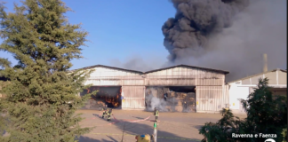 Grande incendio in un’azienda in via Sant’Alberto: a fuoco i magazzini