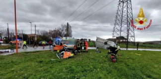 Schianto fra un’ambulanza e un furgone: tre feriti gravi
