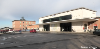 Problema parcheggi in stazione a Faenza: sosta selvaggia, disagi per i residenti e multe