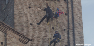 I supereroi si calano dal campanile di San Francesco a Ravenna