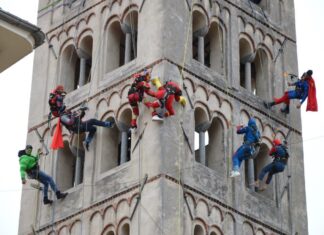 ADVS Fidas Ravenna :I super eroi acrobatici si calano dal campanile della basilica di San Francesco