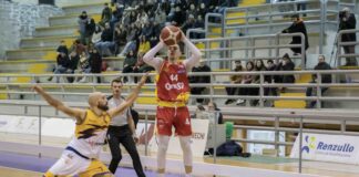 Basket: Gli ultimi minuti condannano OraSi Ravenna che esce sconfitta contro Power Basket Salerno