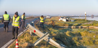Auto esce di strada. Due feriti