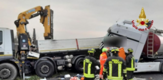 Camion travolge cantiere: muore operaio al lavoro in A14