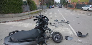 Precedenza non rispettata all’incrocio: scontro fra auto e scooter