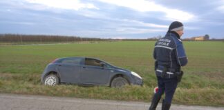 Ha un malore ed esce di strada rischiando di precipitare in un fosso