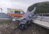 Sfonda il guard rail e rischia di precipitare giù dal ponte
