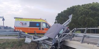 Sfonda il guard rail e rischia di precipitare giù dal ponte