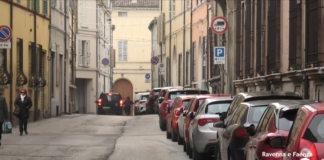 Problema posti auto in centro e parcheggio selvaggio: “Ha ancora senso avere un abbonamento ?”