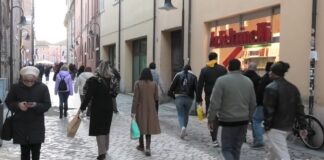 Saldi: centro storico pieno nel secondo weekend