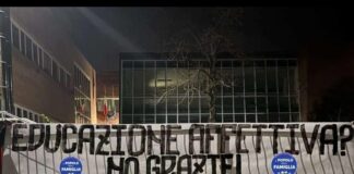 Striscione del Popolo della Famiglia contro l’educazione affettiva