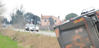 Voltana: camion perde il controllo e si ribalta e finisce fuori strada