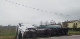 Fusignano: Si ribalta un camion cisterna sulla Provinciale 109. Nessun ferito