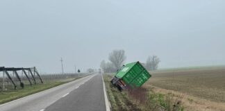 Alfonsine: camion esce fuori strada, traffico bloccato sull’Adriatica