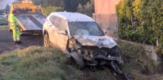 Perde il controllo dell’auto e finisce nel fosso, ferito un 42enne