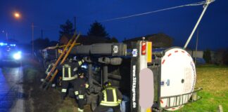 Bagnacavallo. Autocisterna carica di vino si ribalta. Fortunatamente nessun ferito