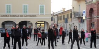 A Russi “L’amore è… “: un Fiore in ceramica e un flash mob contro la violenza sulle donne
