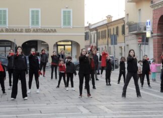 A Russi “L’amore è… “: un Fiore in ceramica e un flash mob contro la violenza sulle donne