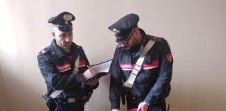 Aggrediscono i carabinieri: due arrestati, uno in fuga. In auto avevano arnesi da scasso