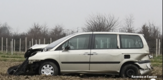 Incidente in autostrada: auto finisce nel campo