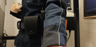 Ruba in profumeria e ferisce una commessa che tenta di fermarlo