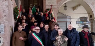 Cerimonia di deposizione delle corone presso lo scalone del Comune, davanti alla lapide dedicata a Giuseppe Mazzini