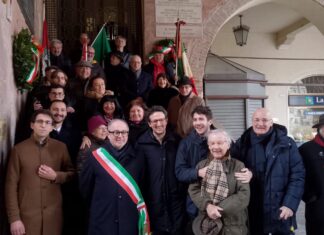 Cerimonia di deposizione delle corone presso lo scalone del Comune, davanti alla lapide dedicata a Giuseppe Mazzini