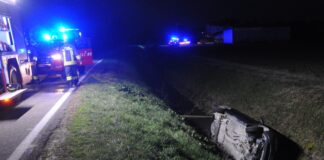 Esce di strada e precipita nel canale