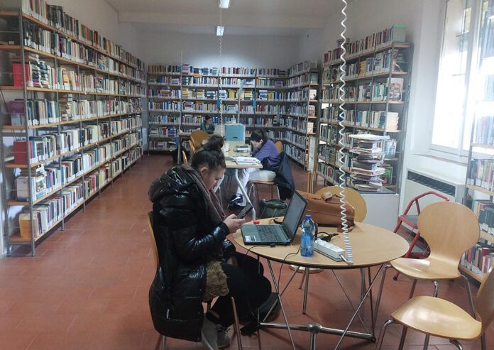 al pc in biblioteca Taroni