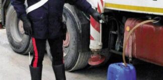 Furto di gasolio: arrestate due persone mentre stavano rubando carburante da un camion in sosta