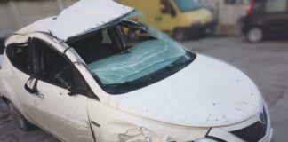 Si ribaltano con l’auto nella notte, due giovani in ospedale