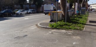 Scontro auto-bici all’uscita del parcheggio di via Renato Serra: ciclista al Bufalini