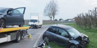 Scontro fra due auto e un furgone