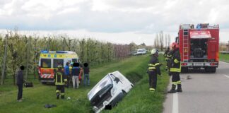 Furgone fuori strada: un uomo sbalzato dall’abitacolo e schiacciato dal veicolo