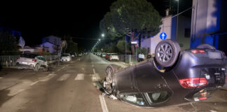 via 56 Martiri: auto colpisce due veicoli in sosta e si ribalta. Ferita la conducente