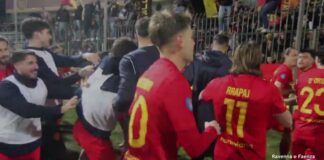 I festeggiamenti dei giallorossi dopo la vittoria al cardiopalma contro lo Zenith Prato