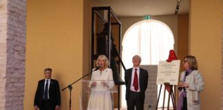L’entusiasmo della Regina Camilla per la visita al Museo Byron accompagnata dal Re Carlo III