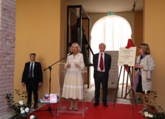 L’entusiasmo della Regina Camilla per la visita al Museo Byron accompagnata dal Re Carlo III