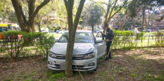 Auto fuori controllo in via Destra Canale Molinetto: sfonda una recinzione e finisce in un cortile