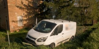 Masiera: furgone esce di strada e finisce contro una recinzione. Due operai al Bufalini